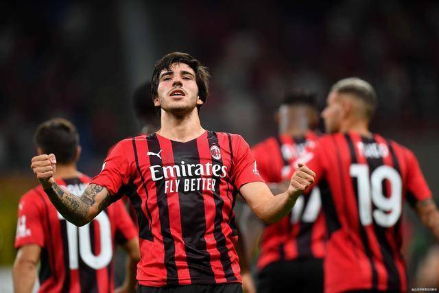 文班亚马观战巴黎4比2曼城 获赠印马刺字样球衣