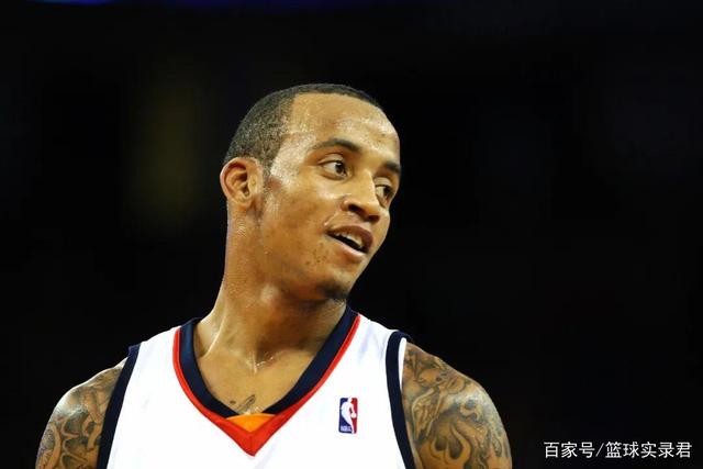 近10年单次季后赛单打top10：18哈登221分第一 18詹姆斯211分第二